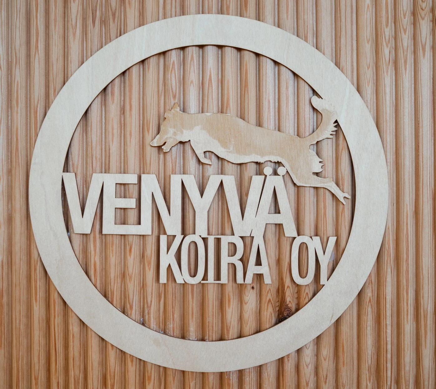Koirauimalan ja treenihallin puusta tehty logo, Tuusula