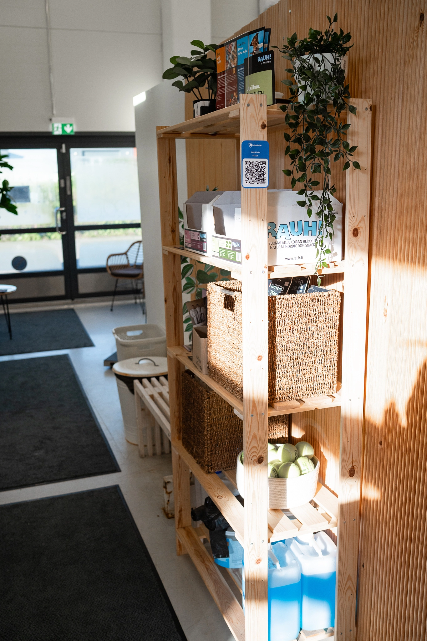 Venyvä Koira Oy, koirauimalan tarvikehylly, Tuusula
